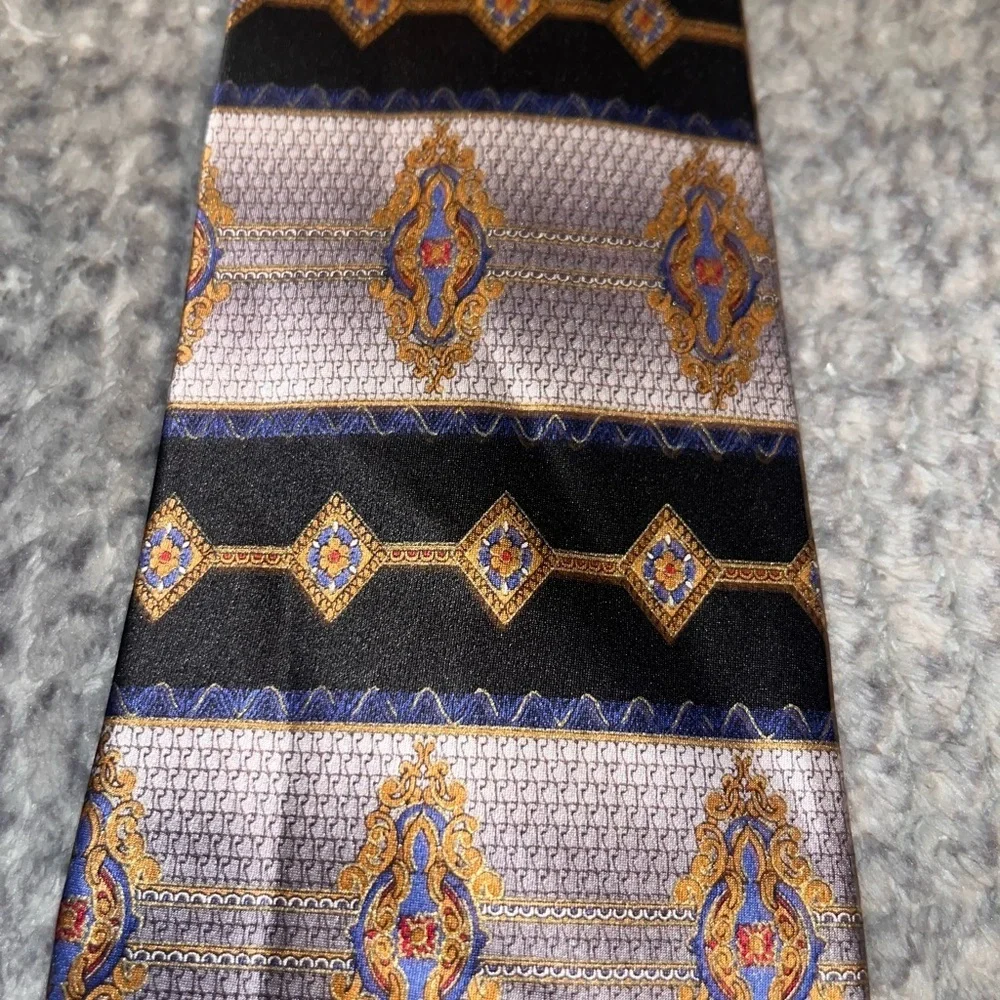 100% silk Pierre Cardin Men's patterned black gold Tie